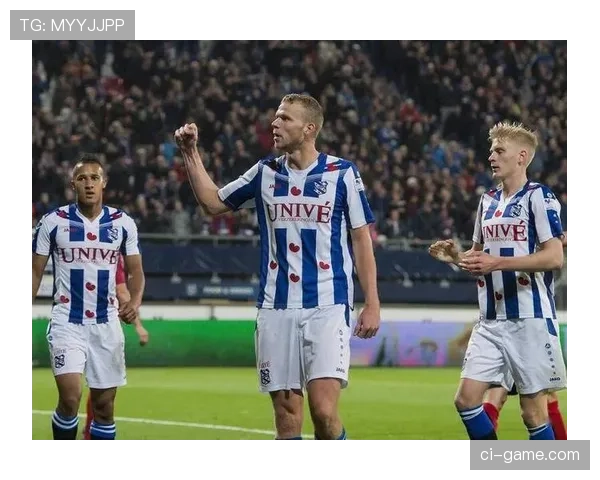 费耶诺德逼抢体系显奇效,战术革新助球队强势逆转 费耶诺德逼抢体系显奇效,战术革新助球队强势逆转