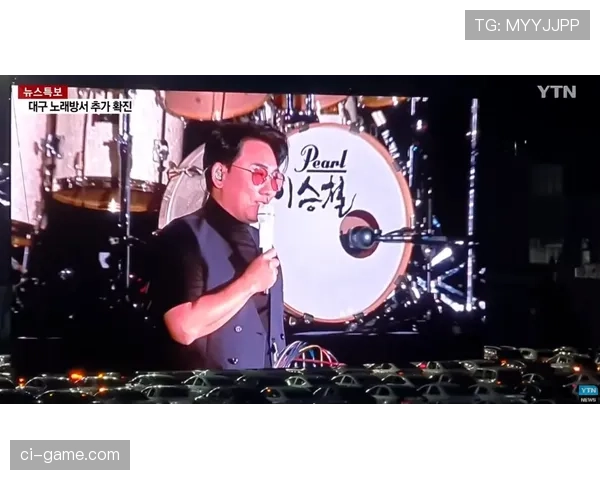 卡瓦尼拎着超市塑料袋，手上的表亮得像在开演唱会—这反差也太带劲了